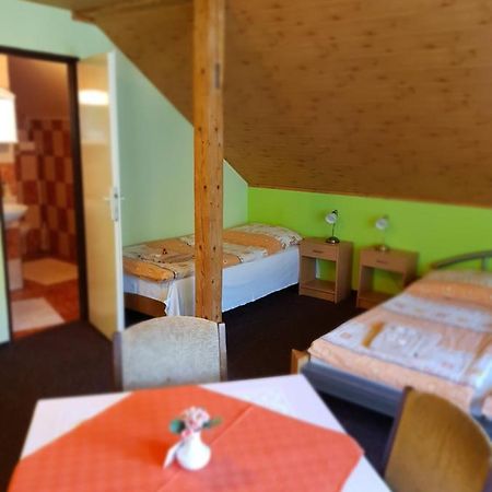 Guest House Pod Lesem Merklin Eksteriør billede
