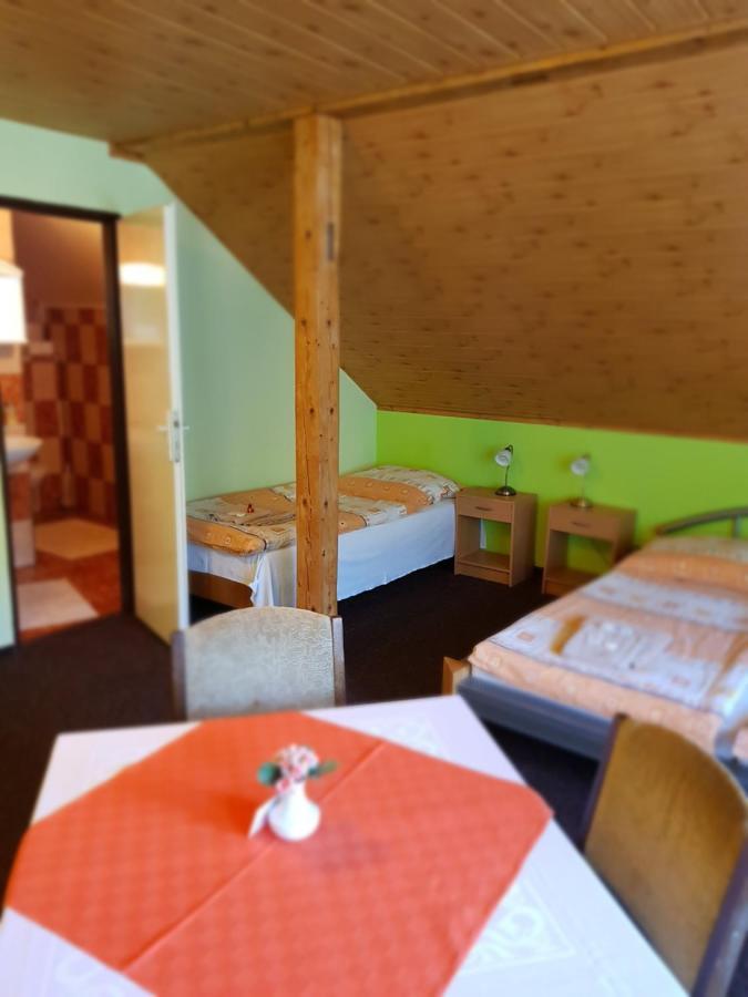 Guest House Pod Lesem Merklin Eksteriør billede